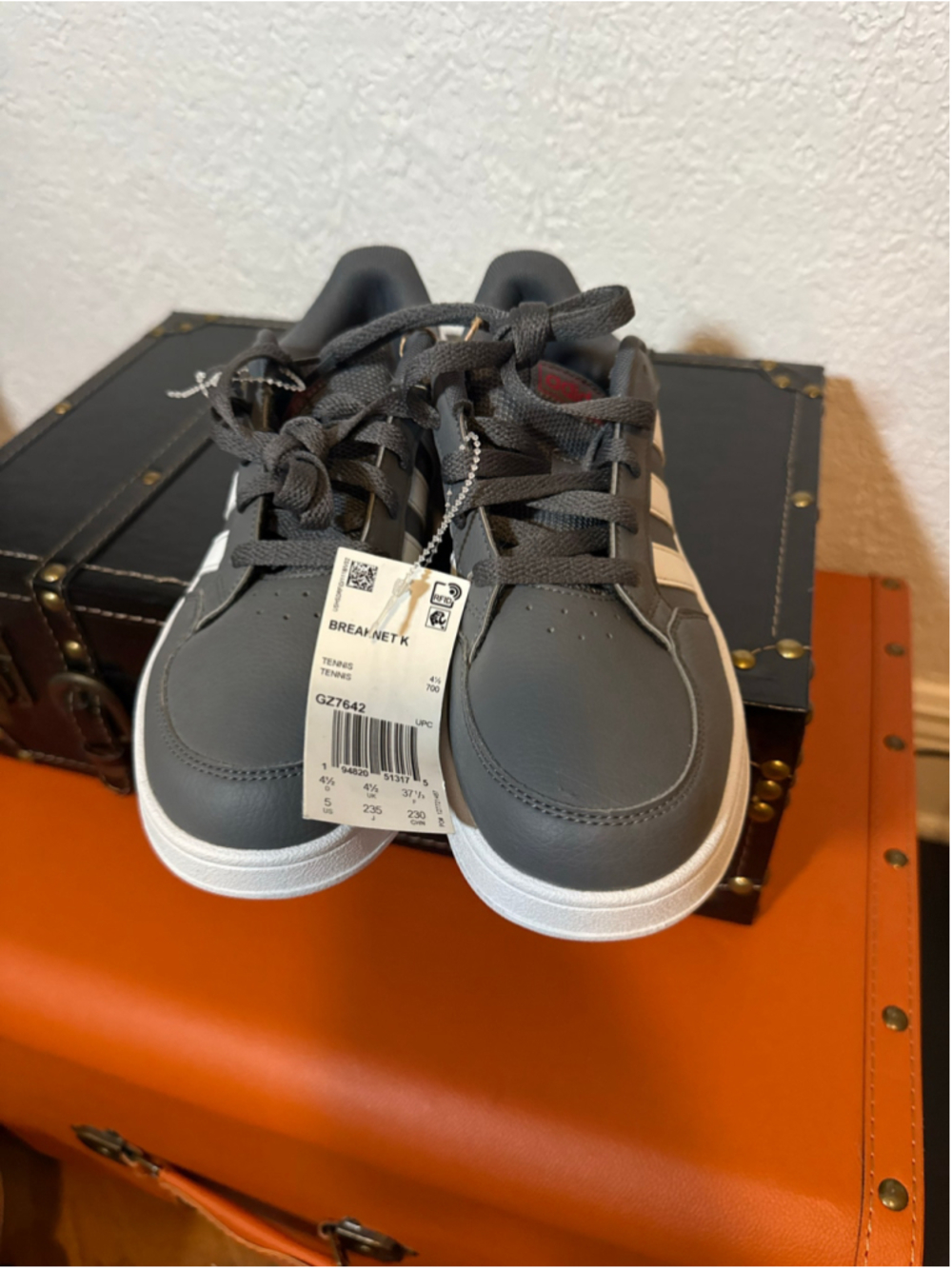 Preowned, Adidas Breaknet K Sneakers ,Size 5 ,Grey /White